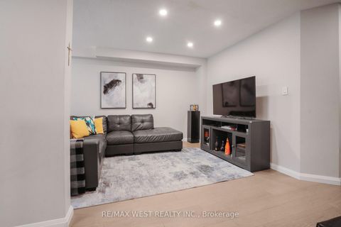 Photo 30 at 8 Jensen Court, Maple, Vaughan
