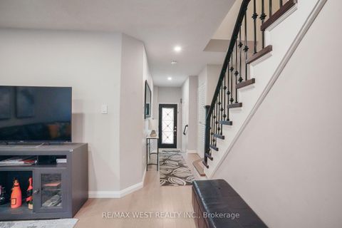 Photo 31 at 8 Jensen Court, Maple, Vaughan