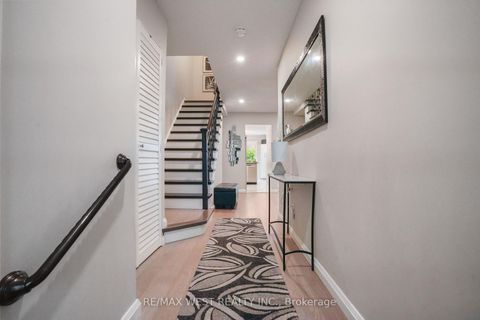 Photo 32 at 8 Jensen Court, Maple, Vaughan