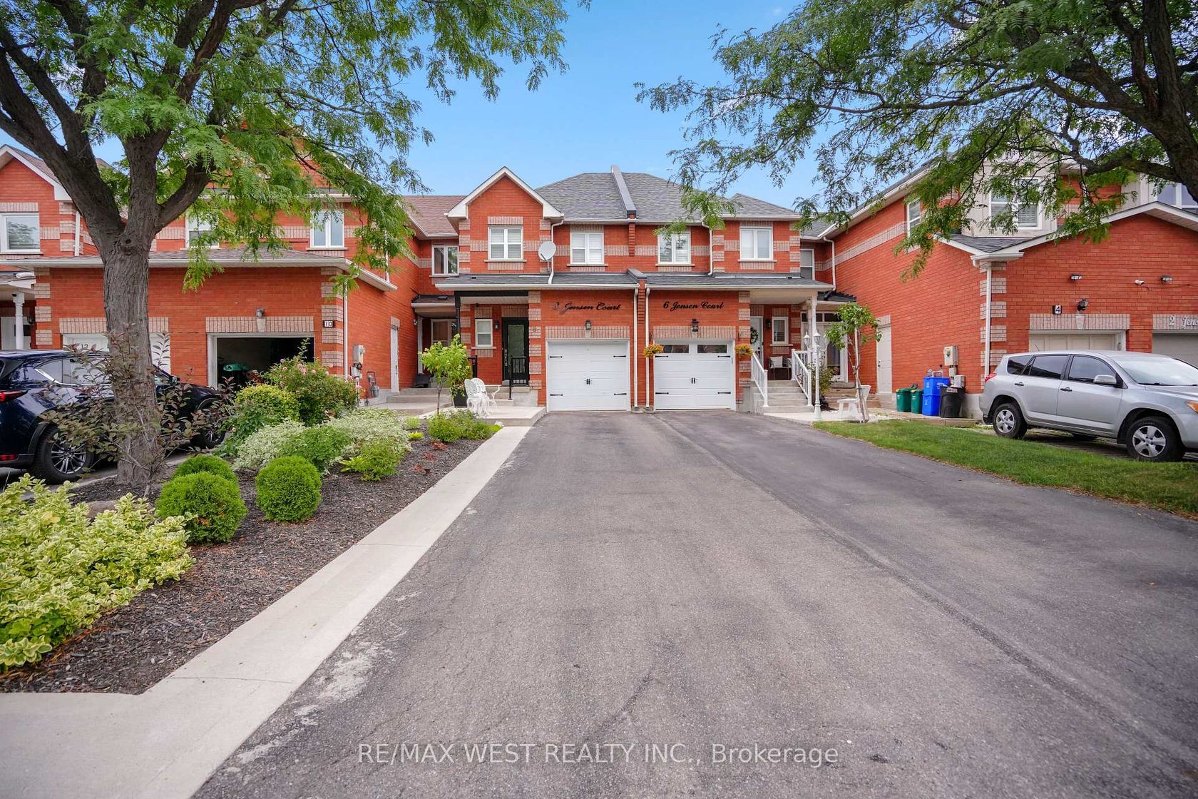 8 Jensen Court, Maple, Vaughan photo number 2