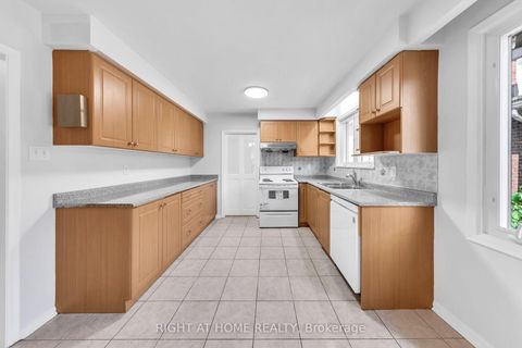 Photo 6 at 88 Peckham Avenue, Newtonbrook West, Toronto