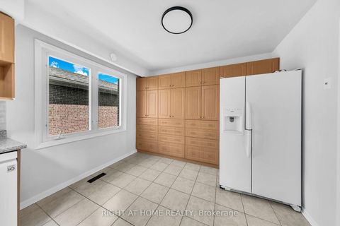 Photo 9 at 88 Peckham Avenue, Newtonbrook West, Toronto