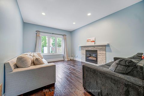 Photo 12 at 14 Rocksprings Avenue, Westbrook, Richmond Hill