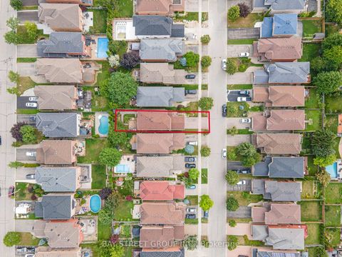 Photo 49 at 14 Rocksprings Avenue, Westbrook, Richmond Hill