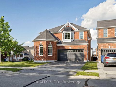 Photo 2 at 330 Cheryl Mews Boulevard, Woodland Hill, Newmarket