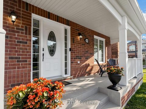 Photo 4 at 330 Cheryl Mews Boulevard, Woodland Hill, Newmarket