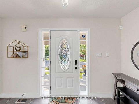 Photo 5 at 330 Cheryl Mews Boulevard, Woodland Hill, Newmarket
