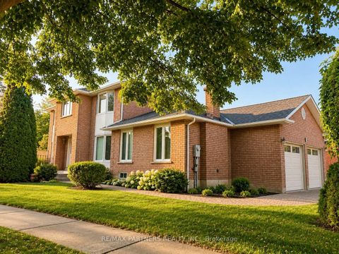 Photo 2 at 2 Glenhurst Road, Doncrest, Richmond Hill