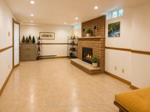 Photo 4 at 2 Glenhurst Road, Doncrest, Richmond Hill