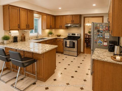 Photo 5 at 2 Glenhurst Road, Doncrest, Richmond Hill