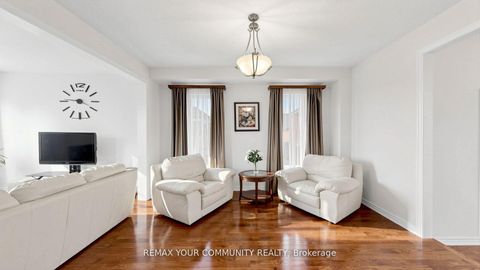 Photo 2 at 6 Homerton Avenue, Oak Ridges, Richmond Hill