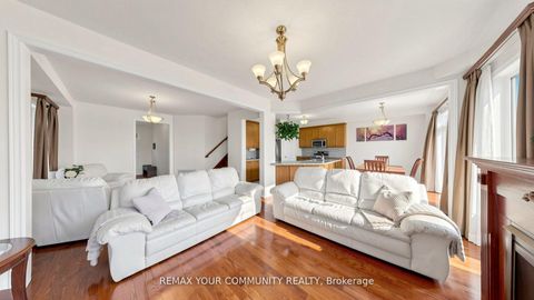 Photo 3 at 6 Homerton Avenue, Oak Ridges, Richmond Hill