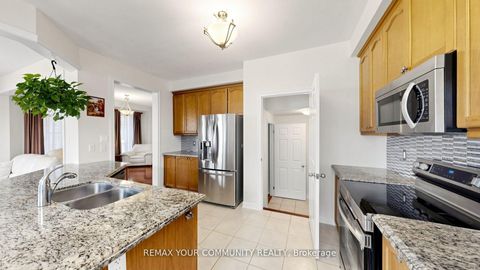 Photo 11 at 6 Homerton Avenue, Oak Ridges, Richmond Hill