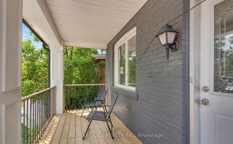 Photo 2 at 8 Fairglen Crescent, Pelmo Park W4, Toronto