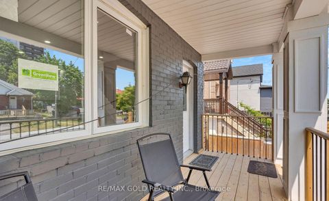 Photo 3 at 8 Fairglen Crescent, Pelmo Park W4, Toronto