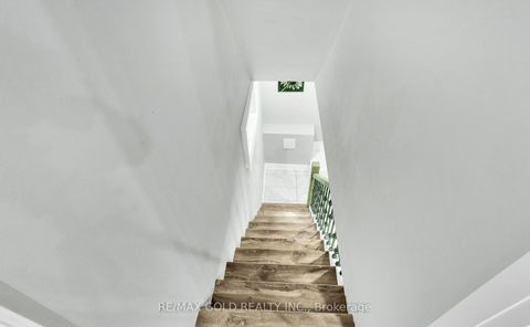 Photo 26 at 8 Fairglen Crescent, Pelmo Park W4, Toronto