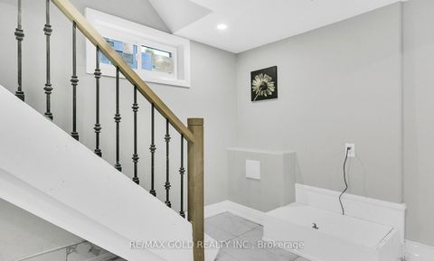 Photo 28 at 8 Fairglen Crescent, Pelmo Park W4, Toronto
