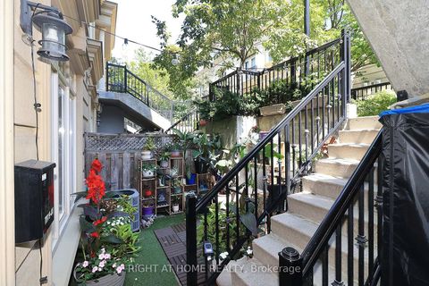 Photo 6 at 19 - 88 Carr Street, Chinatown, Toronto