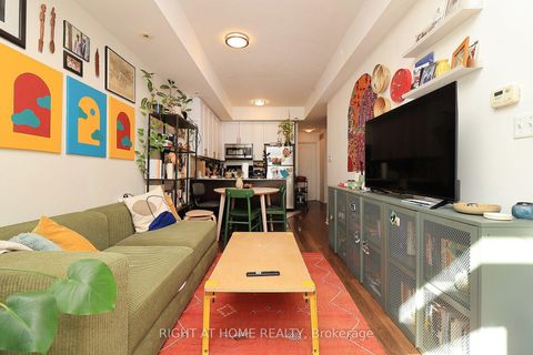 Photo 7 at TH12 - 78 Carr Street, Chinatown, Toronto