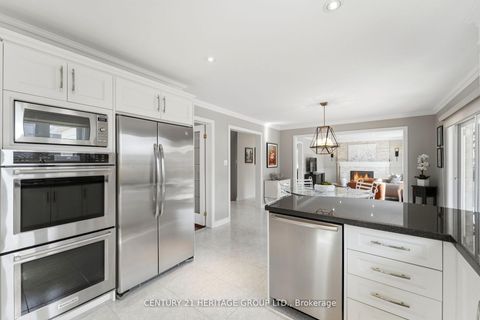 Photo 11 at 12 Lavinio Court, Maple, Vaughan