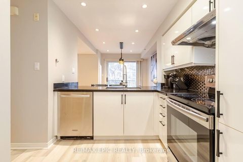 Photo 5 at 732 - 75 Weldrick Road E, Observatory, Richmond Hill