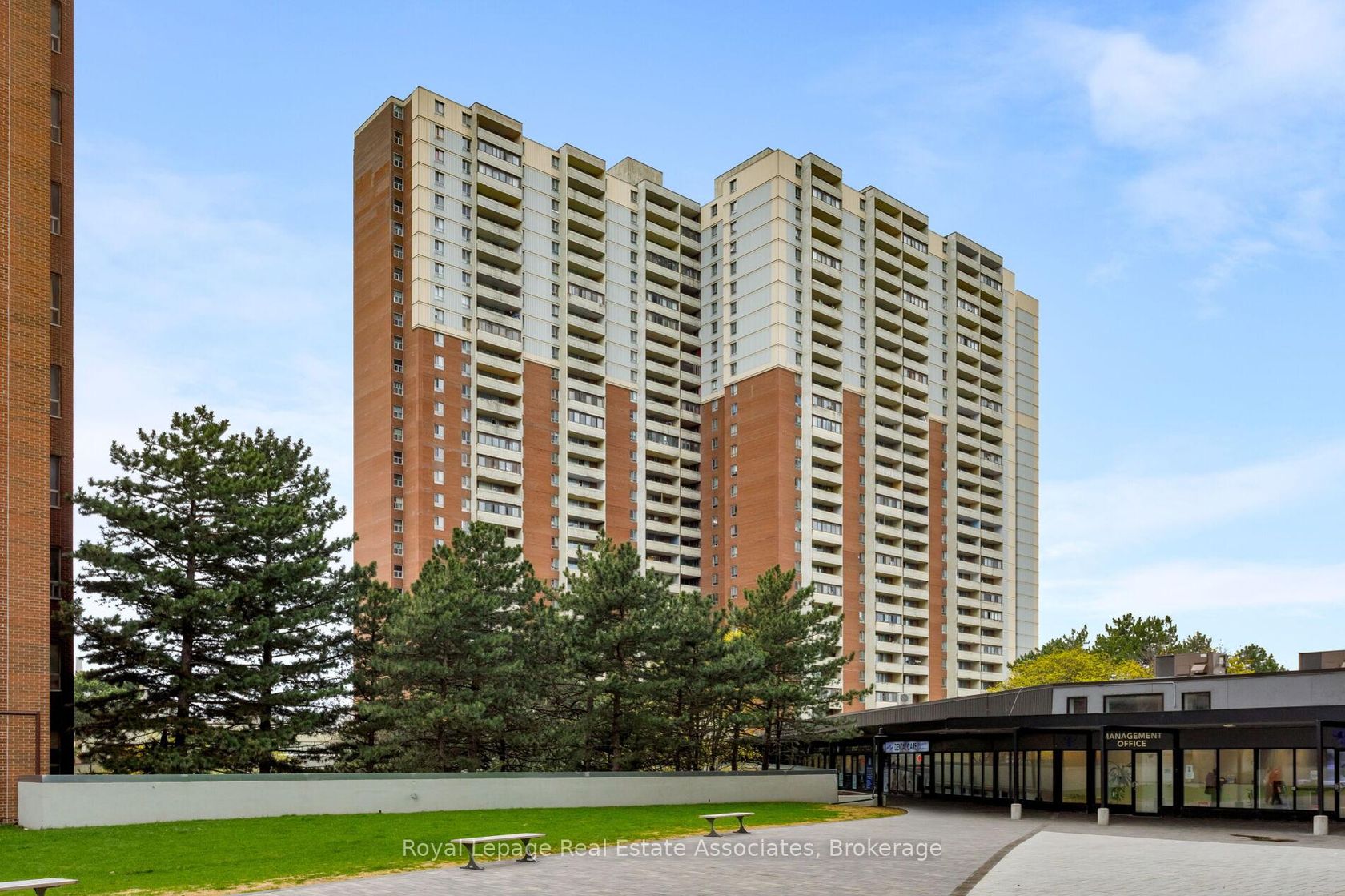 1710 - 5 Massey Square, Crescent Town, Toronto photo 2