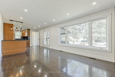 Photo 4 at 314 Wenlock Avenue, Harding, Richmond Hill
