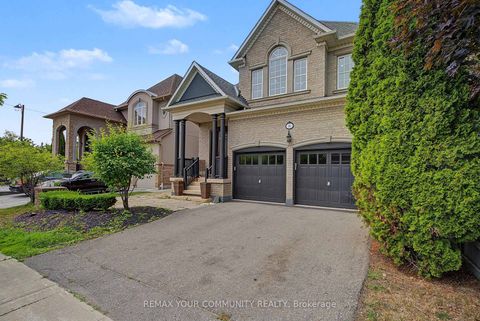 Photo 2 at 8 Yemina Gate, Patterson, Vaughan