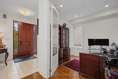 Photo 4 at 8 Yemina Gate, Patterson, Vaughan