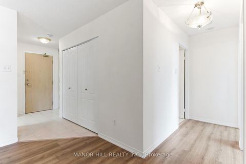 Photo 6 at 814 - 11 Townsgate Drive, Yorkhill, Vaughan