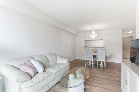 Photo 10 at 814 - 11 Townsgate Drive, Yorkhill, Vaughan