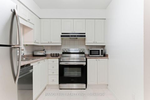 Photo 18 at 814 - 11 Townsgate Drive, Yorkhill, Vaughan