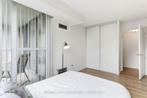 Photo 31 at 814 - 11 Townsgate Drive, Yorkhill, Vaughan
