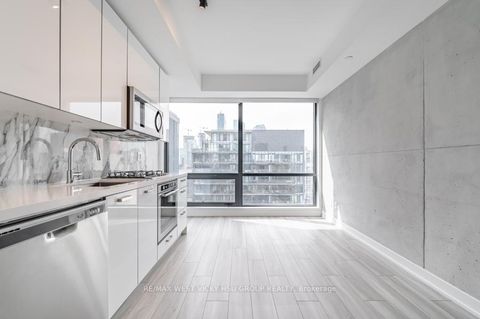 Photo 4 at 806 - 458 Richmond Street W, Waterfront Communities C1, Toronto