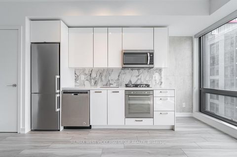 Photo 5 at 806 - 458 Richmond Street W, Waterfront Communities C1, Toronto