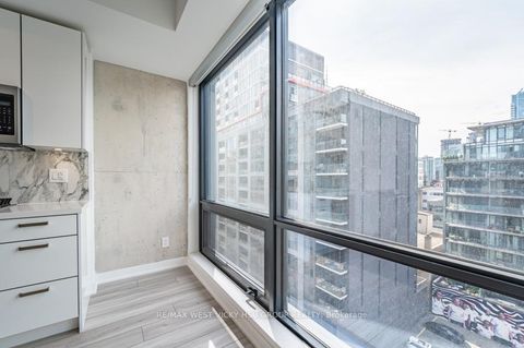 Photo 11 at 806 - 458 Richmond Street W, Waterfront Communities C1, Toronto