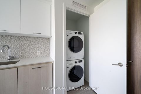 Photo 9 at 820 - 8188 Yonge Street, Uplands, Vaughan