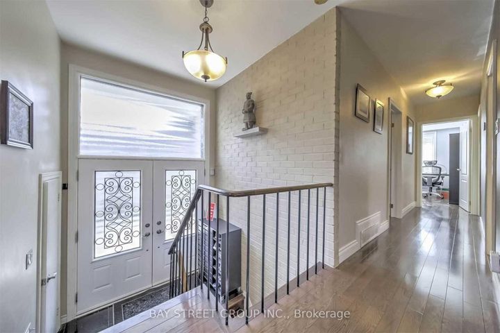 Photo 2 at 33 Heathview Avenue, Bayview Village, Toronto