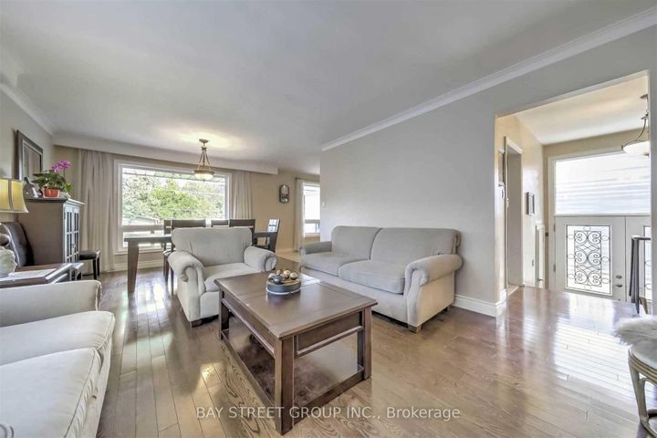 Photo 3 at 33 Heathview Avenue, Bayview Village, Toronto
