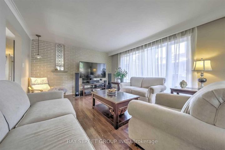 Photo 4 at 33 Heathview Avenue, Bayview Village, Toronto