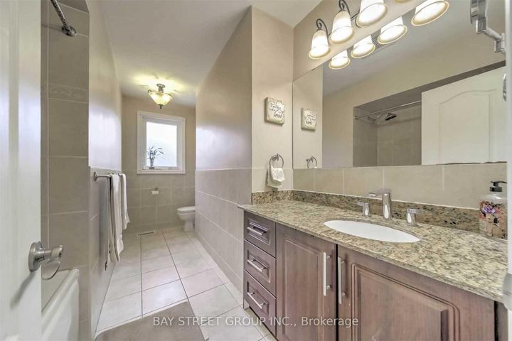 Photo 10 at 33 Heathview Avenue, Bayview Village, Toronto