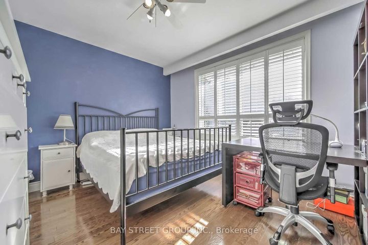 Photo 11 at 33 Heathview Avenue, Bayview Village, Toronto