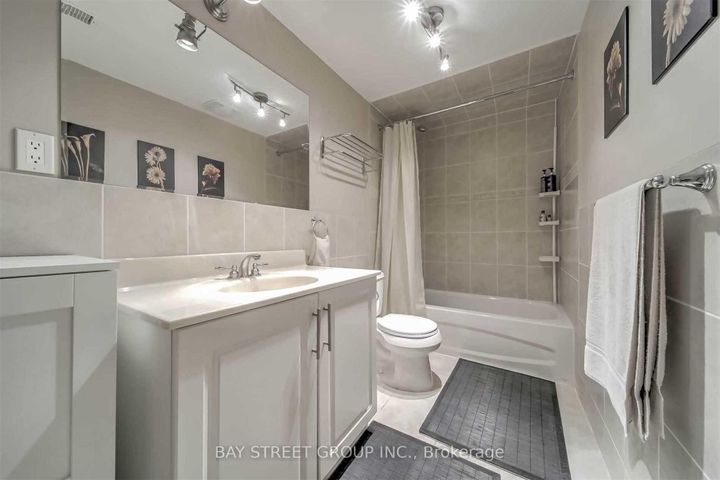 Photo 14 at 33 Heathview Avenue, Bayview Village, Toronto