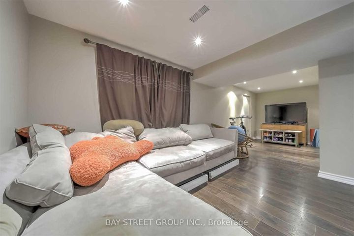 Photo 15 at 33 Heathview Avenue, Bayview Village, Toronto