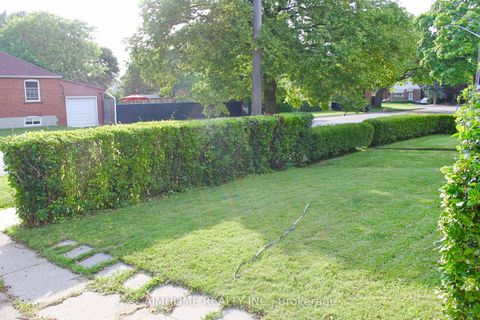 Photo 2 at 31 Camilla Crescent, Birchmount, Toronto