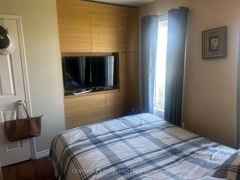 Photo 7 at 149 Torbarrie Road, CFB, Toronto