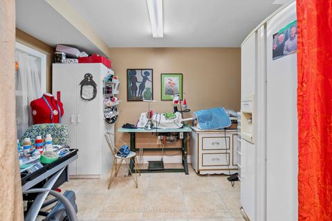 Photo 35 at 19 Mandolin Court, West Woodbridge, Vaughan