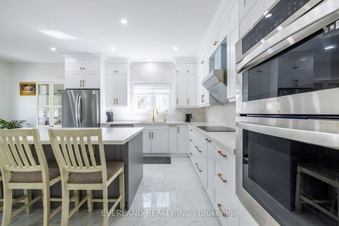 Photo 11 at 10 Megarry Court, Devonsleigh, Richmond Hill