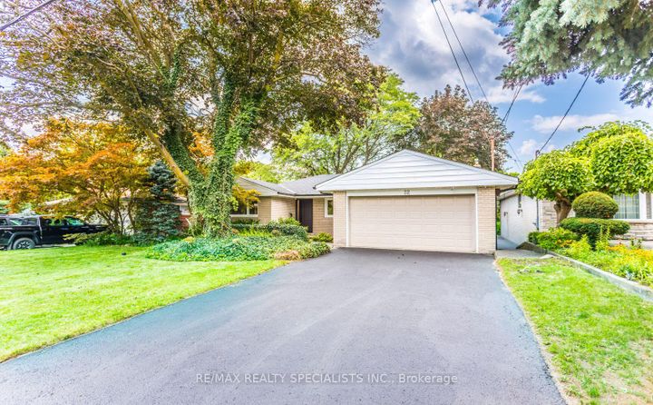 Photo 2 at 22 Heathview Avenue, Bayview Village, Toronto