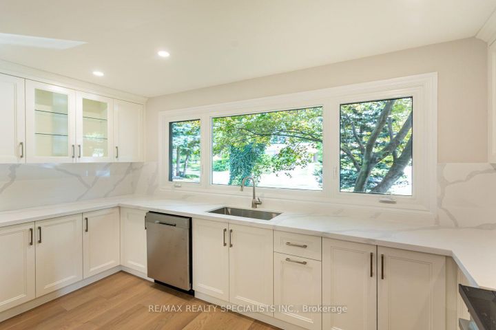 Photo 3 at 22 Heathview Avenue, Bayview Village, Toronto